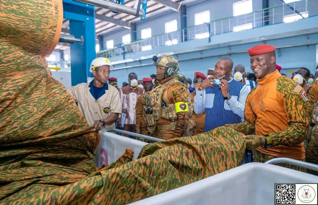Du champ de coton à l’uniforme : le pari industriel du Burkina Faso